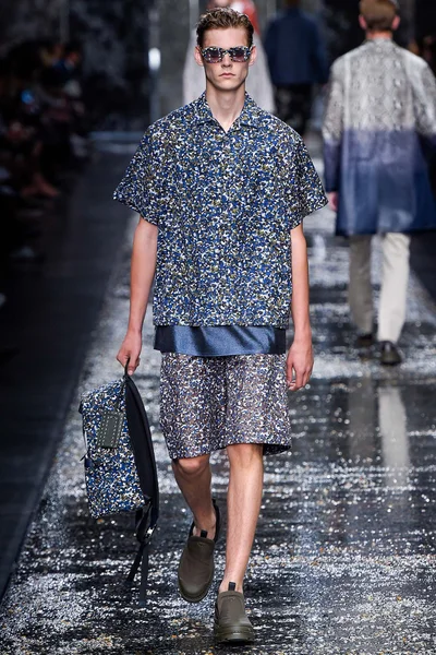 Look 18